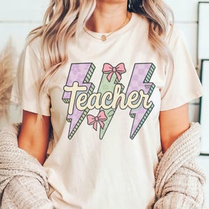 Bliksemschicht leraar shirt pastel leraar grafische T-shirt schattig terug naar school leraar shirt voor vrouwen boog leraar shirt cadeau eerste dag