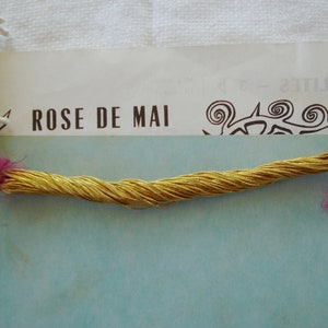 Un écheveau vintage Français or brillant métallique torsadé broderie torsadée clinquant cordon de finition ruban travail couture couture appliques Crazy Quilt Doll
