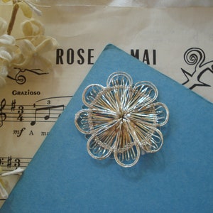 Vintage Inde 1 5/8" argent HM métallique véritable plaque en métal fil lingots fleur appliques florales embellissement chapeau poupée ruban garniture journal