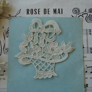 Ancien panier de fleurs assez floral français noeud Art déco brodé dentelle insertion appliques robe victorienne édouardienne poupée bordure de journal indésirable