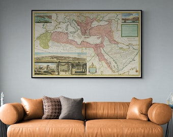 Pode incluir: Um sofá de couro marrom com duas almofadas, uma estampada e outra lisa, em frente a uma parede com um mapa emoldurado do Império Otomano. O mapa é intitulado "O Império Otomano na Europa, Ásia e África, mostrando os diferentes estados e províncias, como estavam no ano de 1720".