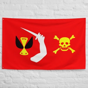 Può includere: Una bandiera pirata rossa con un braccio bianco che tiene una spada gialla, un teschio e ossa incrociate gialle e un simbolo giallo e nero.