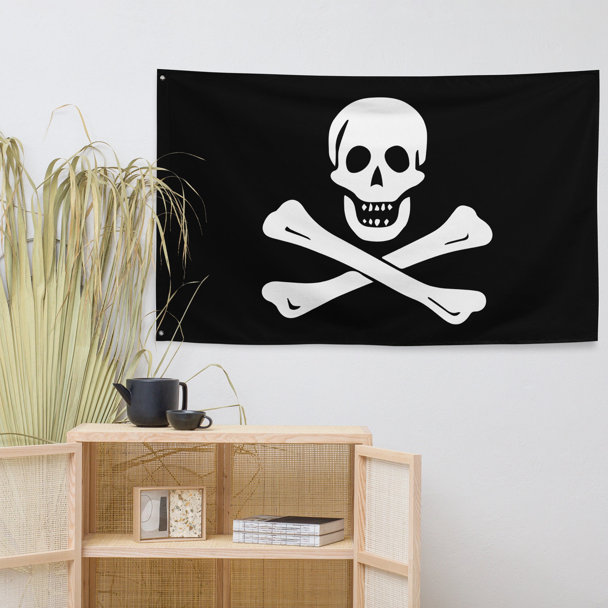 Bandiera pirata con teschio Jolly Roger e ossa incrociate | Vettore Premium