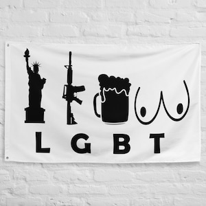 Op de afbeelding: Een witte vlag met zwarte silhouetten van het Vrijheidsbeeld, een geweer, een bierglas en twee borsten. De tekst "LGBT" is onder de afbeeldingen gedrukt.