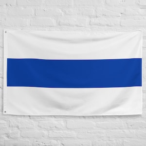 Könnte beinhalten: Eine weiße Flagge mit einem einzigen blauen horizontalen Streifen in der Mitte.