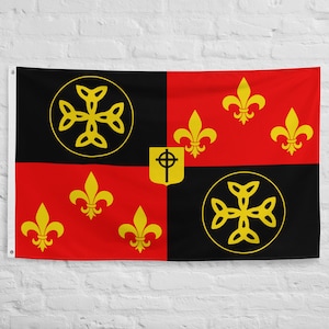 Könnte beinhalten: Eine rot-schwarz-goldene Flagge mit Kreuz- und Liliendesigns. Die Flagge ist in vier Quadranten unterteilt, mit einem goldenen Schild in der Mitte.