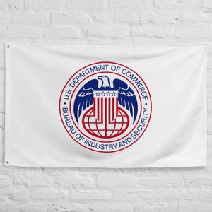 Puede incluir: Bandera blanca con el sello de la Oficina de Industria y Seguridad del Departamento de Comercio de EE. UU. El sello es un diseño circular con un águila azul, rayas rojas y blancas y el texto "U.S. DEPARTMENT OF COMMERCE" y "BUREAU OF INDUSTRY AND SECURITY."