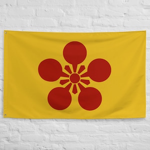 Puede incluir: Una bandera amarilla con una estrella roja de cinco puntas en el centro. La estrella tiene cinco círculos más pequeños alrededor, también en rojo.