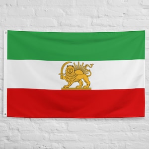 Könnte beinhalten: Eine rechteckige Flagge mit horizontalen Streifen in Grün, Weiß und Rot. Der mittlere weiße Streifen zeigt einen goldenen Löwen, der ein Schwert vor einer aufgehenden Sonne hält. Die Flagge hängt an einer weißen Backsteinmauer.