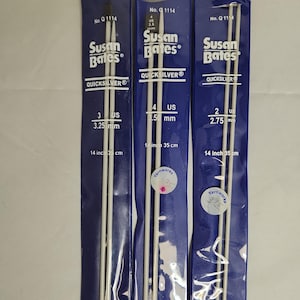 Può includere: Tre confezioni di ferri da maglia Susan Bates Quicksilver. I ferri sono bianchi e disponibili nelle misure 2 (2,75 mm), 3 (3,25 mm) e 4 (3,50 mm). Ogni confezione è lunga 14 pollici (35 cm).