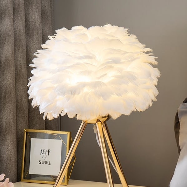 Lampe de table en plumes avec élégant support en or, lampe de bureau de luxe, décor de chambre de fille lampe rose, décoration LED de chambre à coucher, lampe de table de chevet