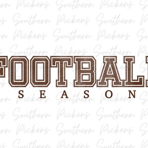 Puede incluir: Gr&aacute;fico marr&oacute;n y blanco con el texto "FOOTBALL SEASON" en una fuente de estilo vintage. Las letras tienen un aspecto texturizado y desgastado.