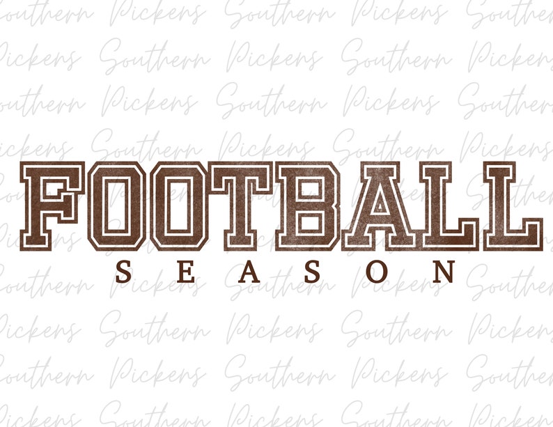 Puede incluir: Gr&aacute;fico marr&oacute;n y blanco con el texto "FOOTBALL SEASON" en una fuente de estilo vintage. Las letras tienen un aspecto texturizado y desgastado.