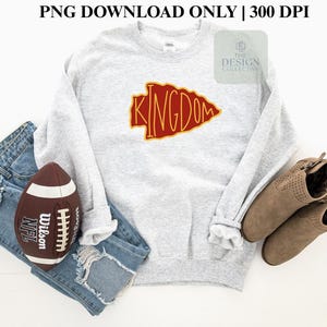 Könnte beinhalten: Ein hellgraues Sweatshirt mit einem roten und goldenen Pfeildesign mit der Aufschrift "KINGDOM". Das Bild enthält auch einen Football, Jeans und braune Stiefeletten. Der Text "PNG DOWNLOAD ONLY | 300 DPI" steht oben.