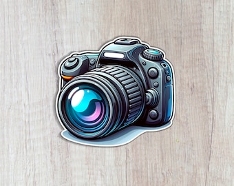 Può includere: Una macchina fotografica nera e argentata con un obiettivo grande e un'iride blu e viola. La macchina fotografica ha diversi pulsanti e manopole.