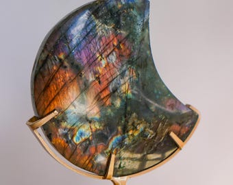 Lune labradorite coucher de soleil arc-en-ciel sur socle en or, pierre précieuse cuivrée, unique en son genre