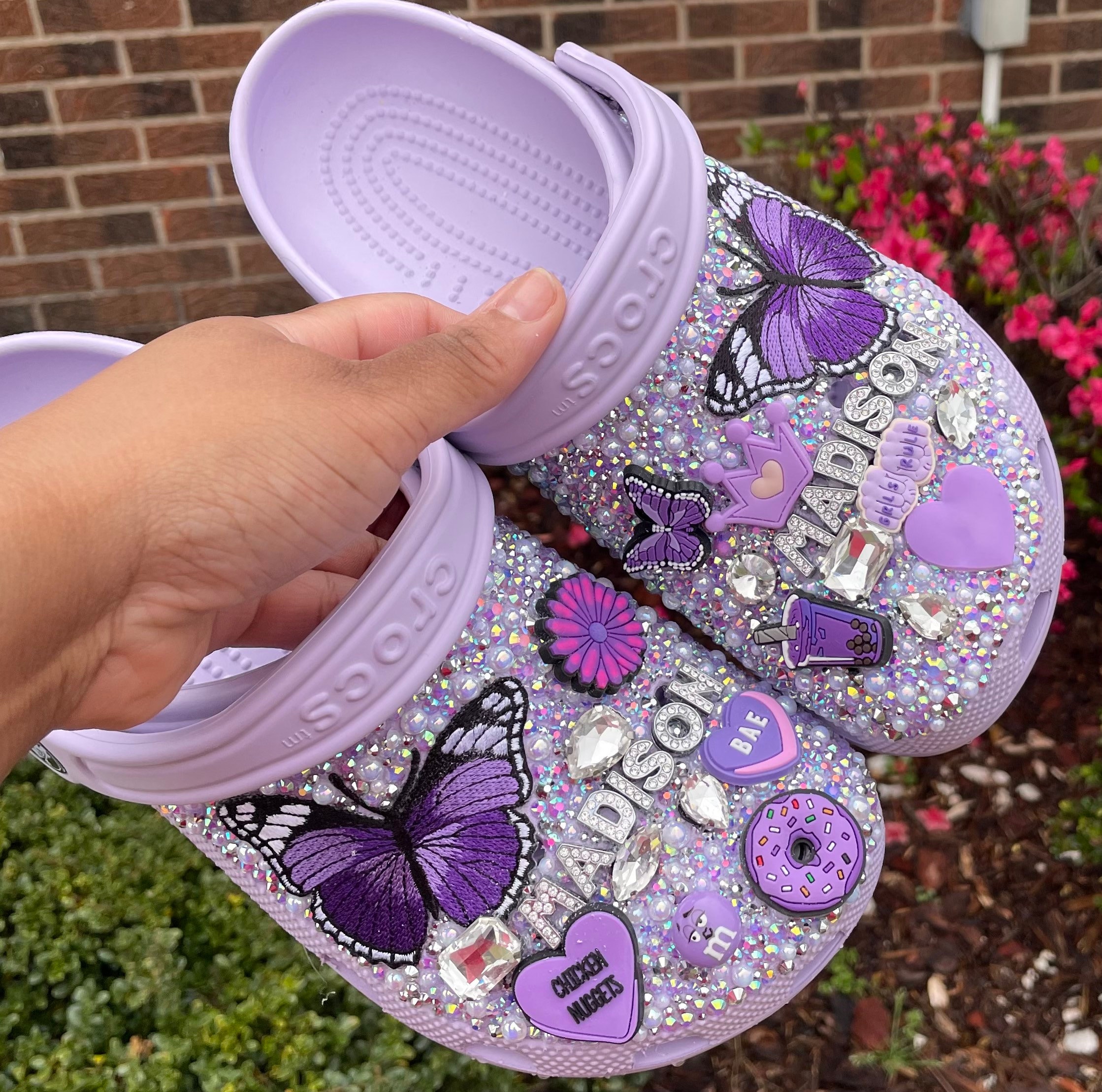 DIY CUSTOM GLAM CROCS- HOW TO BLING YOUR CROCS WITH KAWAII CHARMS & JIBBITZ  , RHINESTONES & PEARLS 