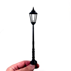 Schwarze Stehlampe für Kinderbetten und Dioramen mit 12-V-LED-Mikrolampe - DL127
