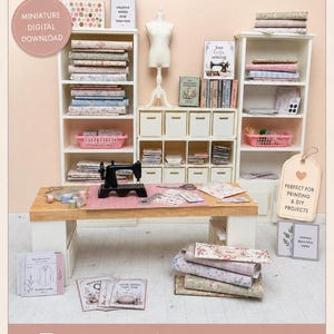 Peut inclure: Un kit de téléchargement numérique pour salle de couture miniature comprenant des étagères blanches, une table de travail en bois, une machine à coudre noire, un mannequin, des rouleaux de tissu et divers accessoires avec le texte Sewing Room.