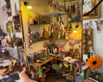 Angolo lettura della strega del giardino / Biblioteca in miniatura della foresta / Angolo lettura delle streghe / Scena fai da te per casa delle bambole / Decorazione fantasy per libreria