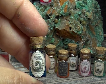 100 etiquetas en miniatura para frascos de muestras / Imprimibles a escala 1:12 / Manualidades para casas de muñecas / Etiquetas para pociones mágicas / Etiquetas para muestras / Descarga instantánea
