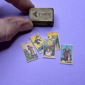 Talia kart Tarota w stylu vintage - dekoracja domku dla lalek w stylu czarownic, miniaturowe czarownice, malutkie karty Tarota