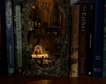 Kącik Książkowy Raven | Miniaturowa Biblioteka Leśna | Kącik Książkowy Witches | Scena z Domku dla Lalek DIY | Dekoracja Fantastycznej Regałowej Książki