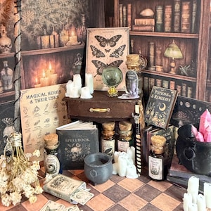 Peut inclure: Une scène miniature d'apothicaire de sorcière avec un sol en damier. Elle comprend des livres de sorts, des flacons de potions, des bougies, une boule de cristal et un chaudron. L'arrière-plan comprend une étagère et une affiche avec des illustrations de papillons.