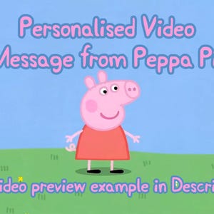 Op de afbeelding: Een digitale afbeelding met Peppa Big in een rode jurk, staand op een groen veld tegen een lichtblauwe lucht. De tekst luidt: Personalised Video Message from Peppa Pig en Full video preview example in Description in roze letters.