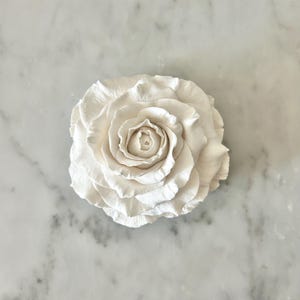 Handmade Clay Rose Wall Art, Floral Sculpture, 5" Modern Decor, June Birth Flower afbeelding 2