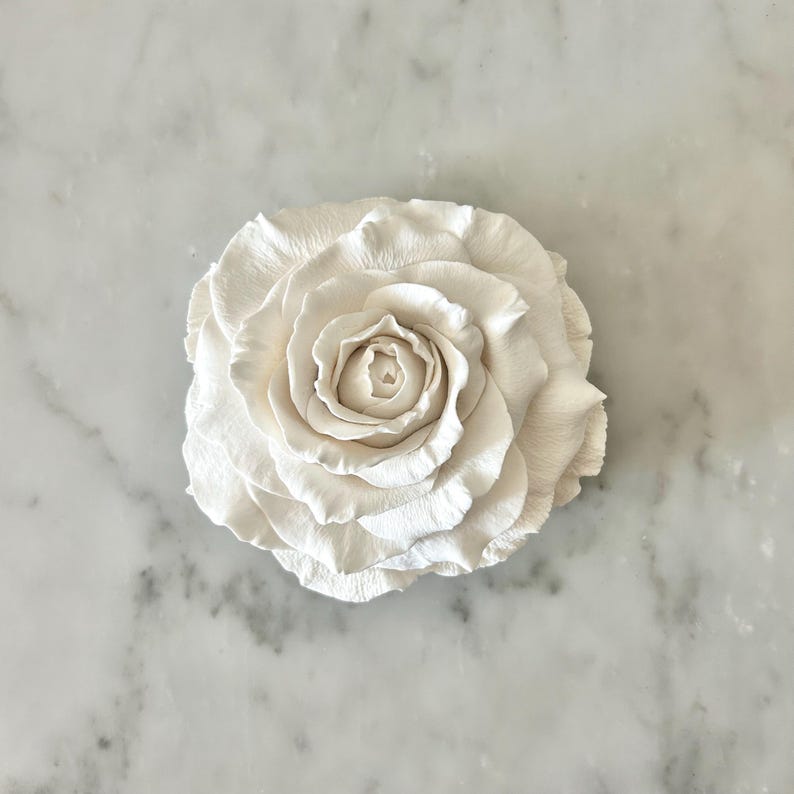 Handmade Clay Rose Wall Art, Floral Sculpture, 5" Modern Decor, June Birth Flower afbeelding 2