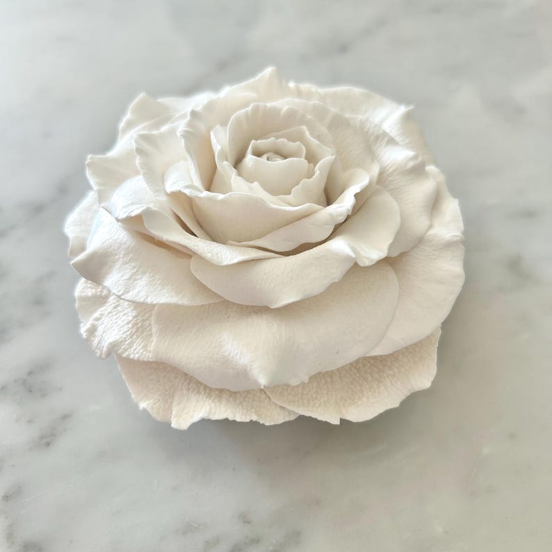 Handmade Clay Rose Wall Art, Floral Sculpture, 5" Modern Decor, June Birth Flower afbeelding 1