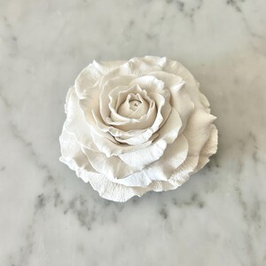 Handmade Clay Rose Wall Art, Floral Sculpture, 5" Modern Decor, June Birth Flower afbeelding 4