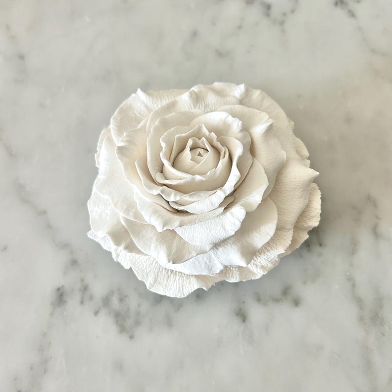 Handmade Clay Rose Wall Art, Floral Sculpture, 5" Modern Decor, June Birth Flower afbeelding 4