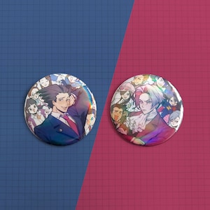Può includere: Due bottoni rotondi olografici con personaggi della serie anime "Ace Attorney". Il bottone a sinistra presenta il personaggio Phoenix Wright, mentre il bottone a destra presenta il personaggio Miles Edgeworth.