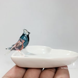 パーソナライズされたブルージェイリングディッシュ：ハート型の陶器製ジュエリーホルダー