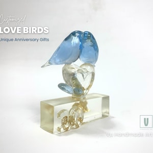 Scultura fatta a mano di uccellini innamorati (blu cristallo), regalo personalizzato / topper per torta nuziale, coppia di uccelli che si baciano - resina ultra trasparente