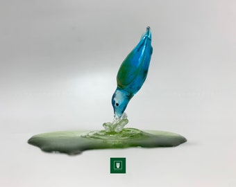 Diving kingfisher pop art sculpture | Minimalist bird figurine ornament | Handmade resin art | Tabletop, Home Decoration