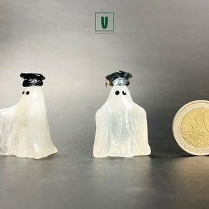 Figura de escultura de fantasma de graduación blanca con purpurina/un regalo único de logro de Halloween, regalo de éxito