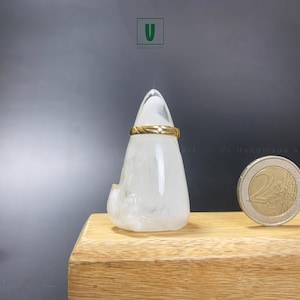 Handgemaakte witte epoxy ringhouder: minimalistische beeldhouwkunst