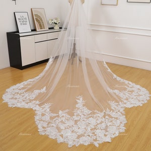 Gorgeous floral lace Scalloped Veil Vintage Floral Lace Wedding Veil Bride Veil with comb Cathedral Long Wedding Veil Scallop Hem Lace Veil