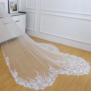 Gorgeous Flower lace Scalloped Veil Ivory Wedding Veil Bridal Veil with comb 1T Cathedral Long veil Vintage Scallop Hem Floral lace Veil