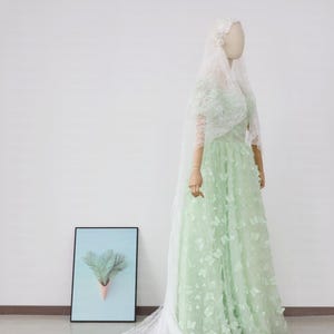 Cathedral Off white Chantilly Lace Juliet Cap Veil Vintage French Eyelash Stretch Lace Mantilla veil,Delicate Chantilly Bridal Veil