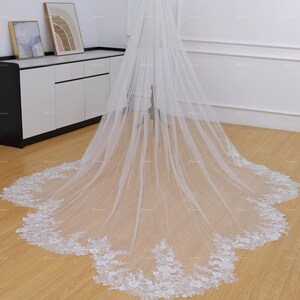 Sparkly floral lace edge Wedding Veil Vintage Scalloped Veil Bridal Veil with comb 1 Tier Boho Cathedral Long Veil Scallop Hem Gorgeous Veil