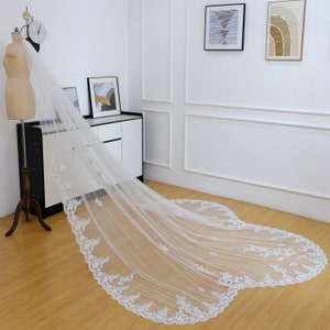 Gorgeous Flower lace Scalloped Veil Ivory Wedding Veil with Scattered lace Bridal Veil 1T Cathedral veil Vintage Scallop Hem lace Veil