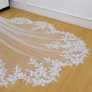 Ivory Flower lace Scalloped Veil Gorgeous Wedding Veil Bridal Veil with comb 1T Cathedral Long veil Vintage Scallop Hem Floral lace Veil