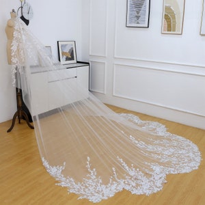Mantilla Floral lace Scalloped Veil Gorgeous flower lace Bridal Veil with comb Cathedral Floral veil Scallop Hem Floral lace Wedding Veil