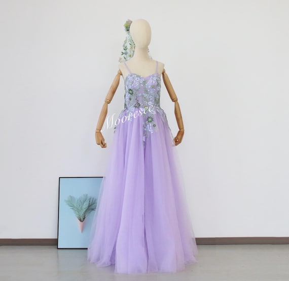 Abito da sposa in tulle lilla e pizzo floreale, abito da sposa in