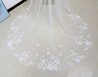 Small petals Flowery shape Sequin floral lace edge wedding veil with comb Gorgeous Cathedral Bridal Veil Vintage lace veil