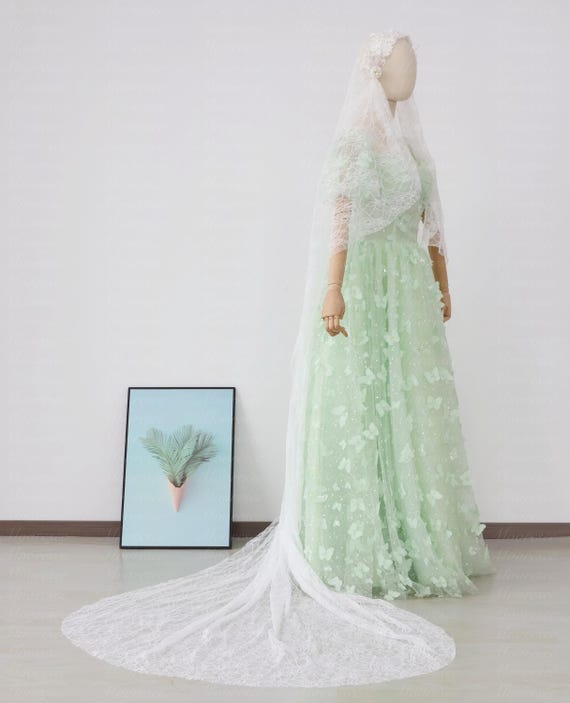 Cathedral off White Chantilly Lace Juliet Cap Veil Vintage  display picture 3